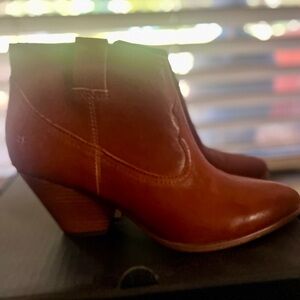 7.5 Reina Frye bootie